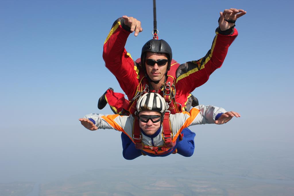 Первый прыжок с парашютом в тандеме с инструктором Александры