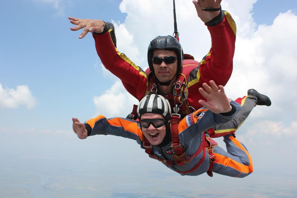 Первый прыжок с парашютом в тандеме с инструктором Александры