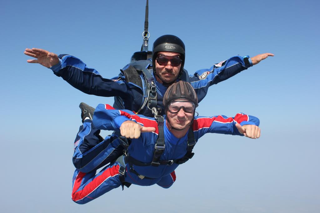 Первый прыжок с парашютом в тандеме с инструктором Дениса