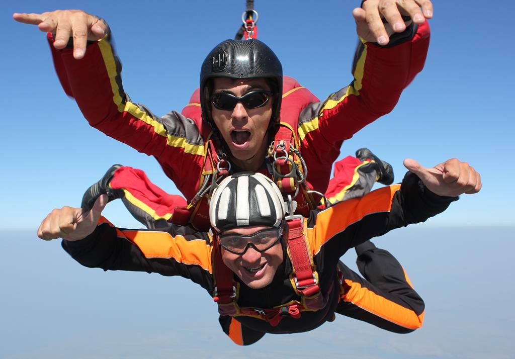 Первый прыжок с парашютом в тандеме с инструктором Игоря