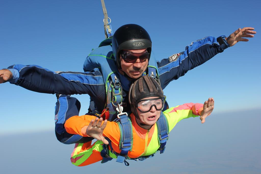 Первый прыжок с парашютом в тандеме с инструктором Татьяны