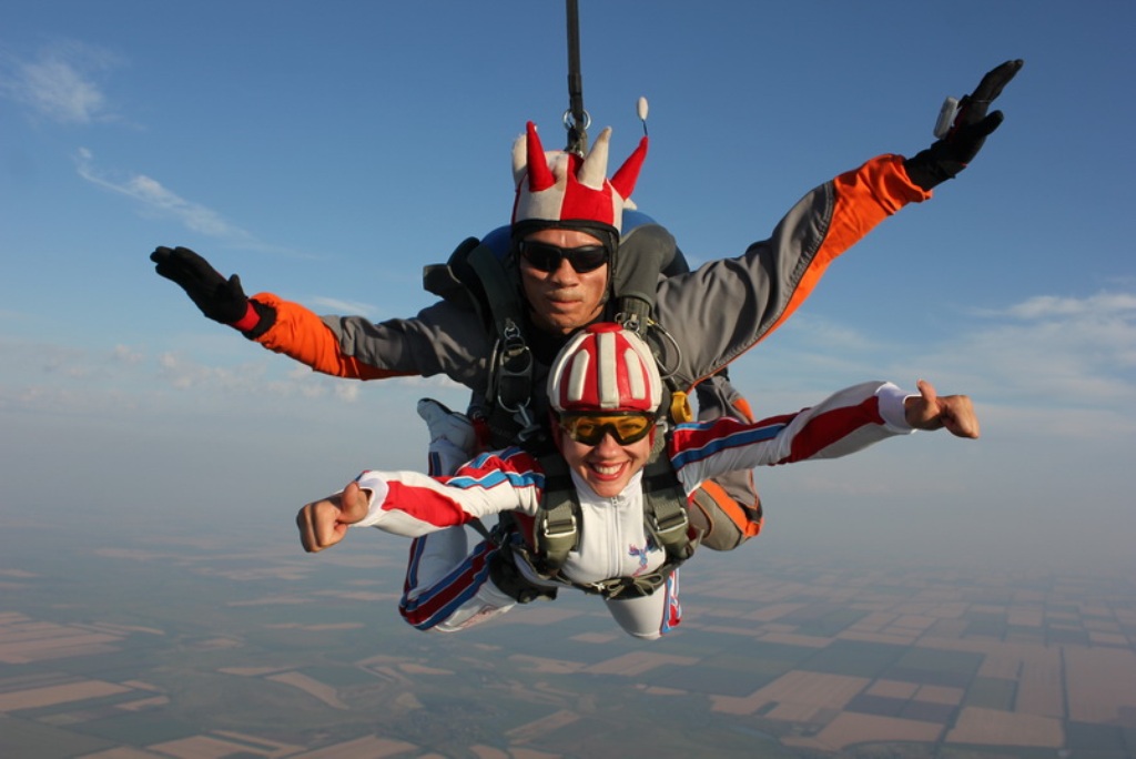 Первый прыжок с парашютом в тандеме с инструктором Александры Первый прыжок с парашютом в тандеме с инструктором Александры