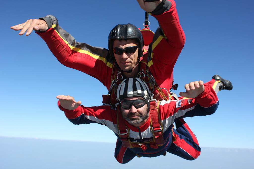 Первый прыжок с парашютом в тандеме с инструктором Едгара Первый прыжок с парашютом в тандеме с инструктором Едгара