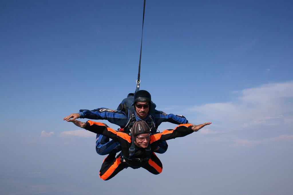 Первый прыжок с парашютом в тандеме с инструктором Игоря