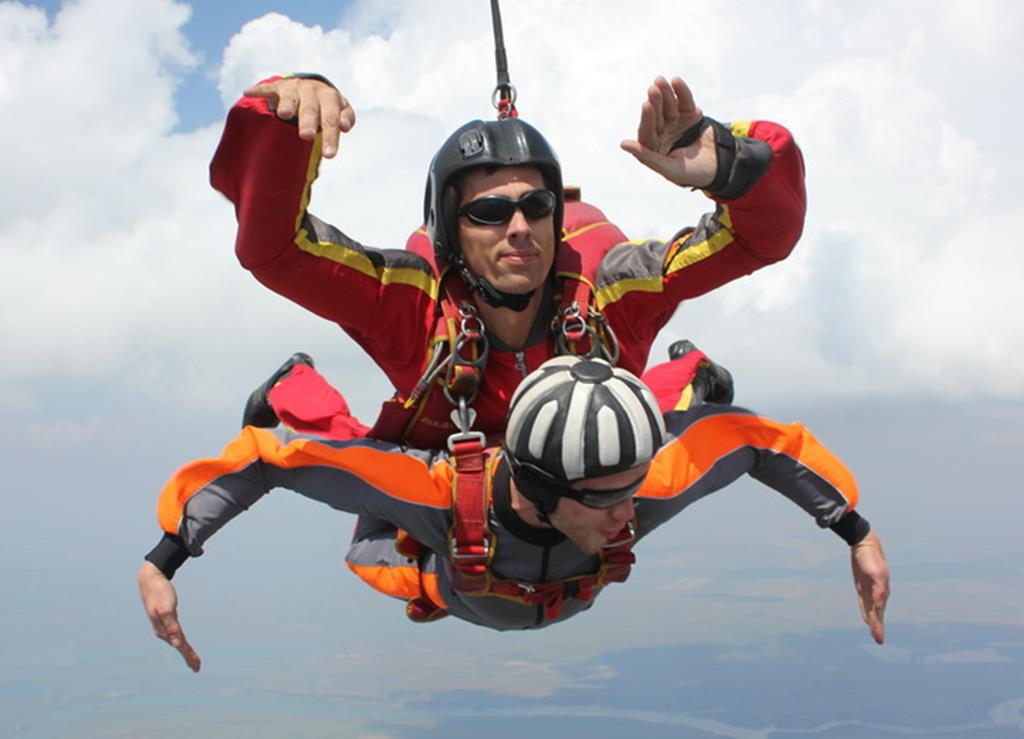Первый прыжок с парашютом в тандеме с инструктором Ивана