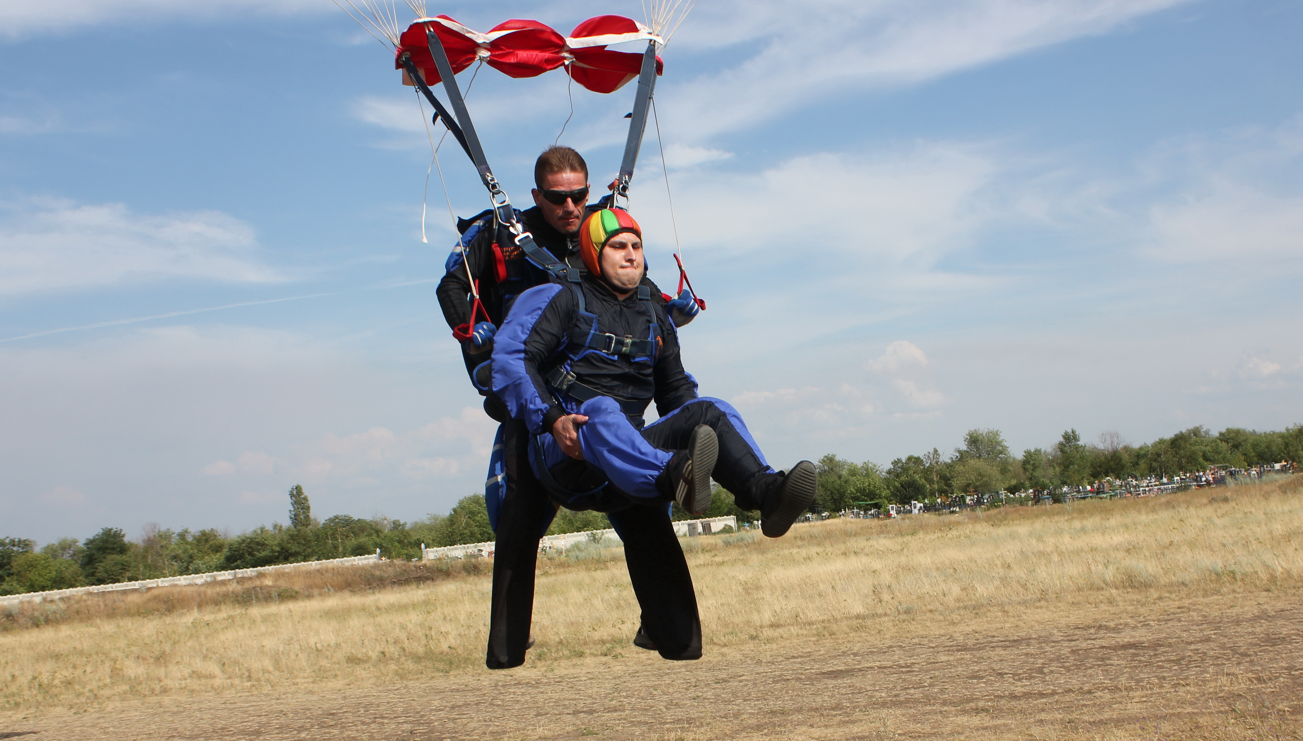 Первый прыжок с парашютом в тандеме с инструктором Павла