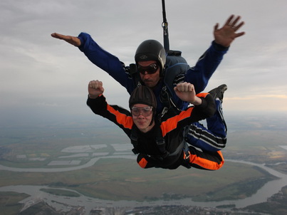 Первый прыжок с парашютом в тандеме с инструктором Александра