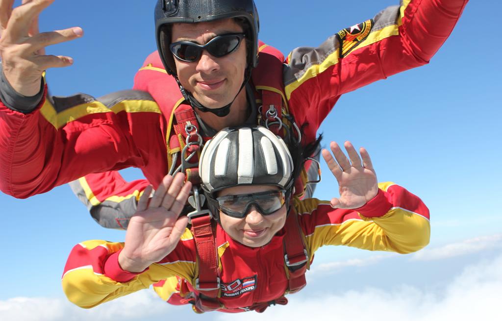 Первый прыжок с парашютом в тандеме с инструктором Марины